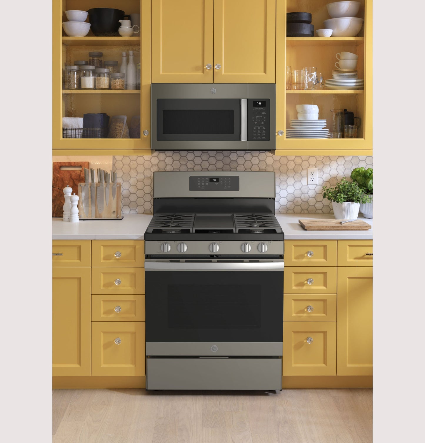 GE® 30" Free-Standing Gas Convection Range with No Preheat Air Fry
