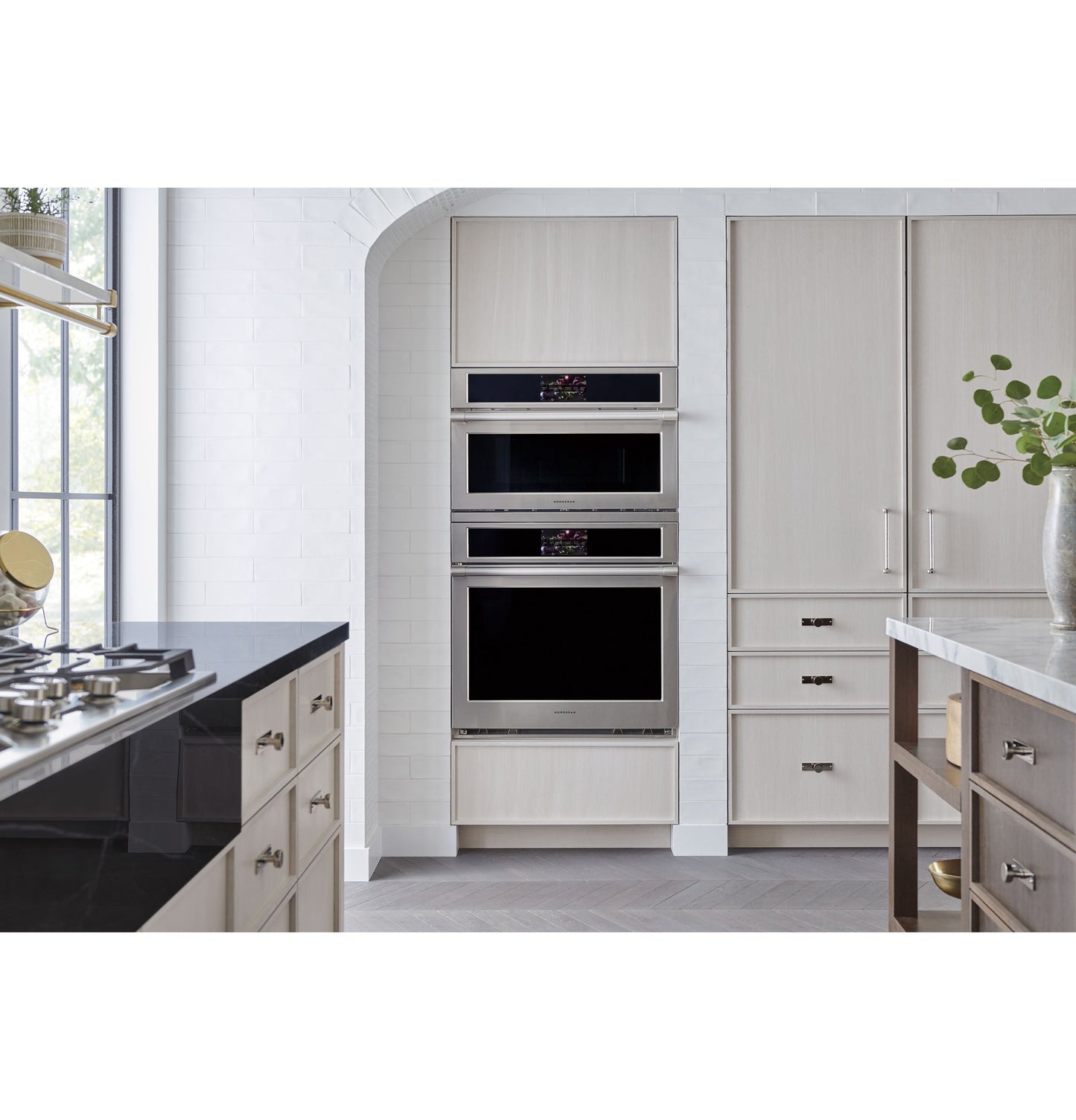 Monogram 30" Electric Convection Single Wall Oven Statement Collection